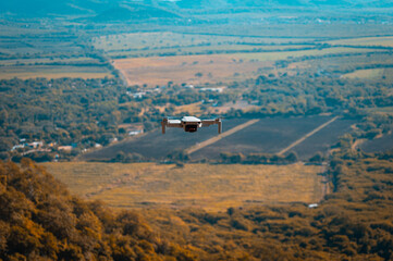 dron gris volando sobre paisaje rural 