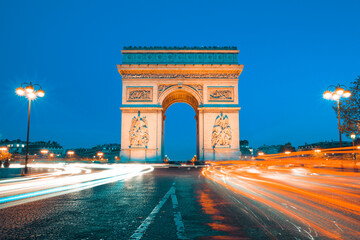 Fototapeta na wymiar The famous Arc de Triomphe by night