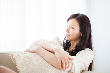 ソファでくつろぐ女性