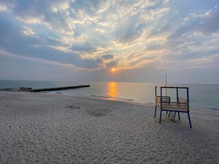 Fototapeta na wymiar sunrise on the beach