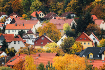 Fototapeta na wymiar Fachwerkhäuser im Herbst in Ilsenburg