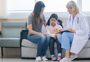 Fototapeta premium Family consult doctor at hospital