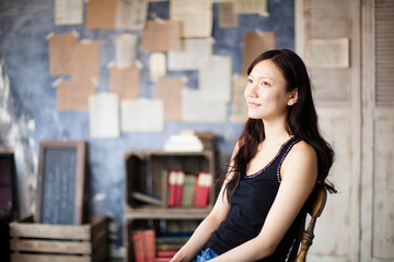 室内で椅子に座っている女性