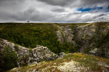 Fototapeta na wymiar Venabygdsfjellet, canyon with tourists