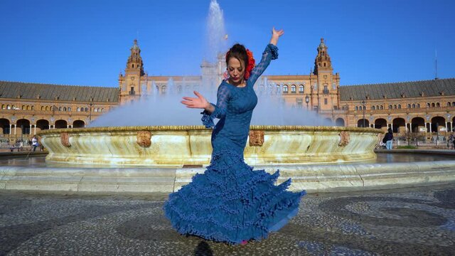 Mujer bailando flamenco en la plaza de Espa&ntilde;a de Sevilla, Andaluc&iacute;a.	
