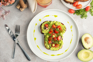 Sándwich con aguacate y tomate 
