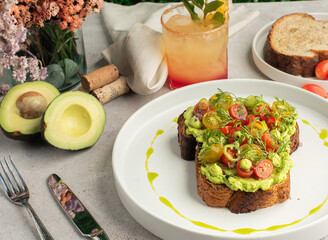 Sándwich con aguacate y tomate 