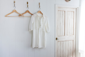 壁に掛けられた洋服