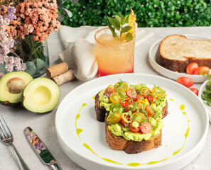 Sándwich con aguacate y tomate 