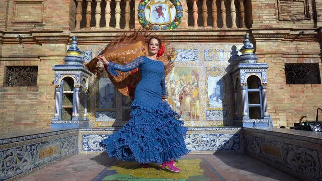 Mujer bailando flamenco en la plaza de España de Sevilla, Andalucía.	
