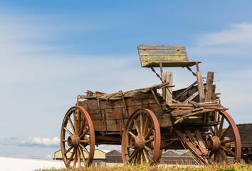Obraz premium Old wooden broken cart in the field. Selective focus, close up, street photo, travel photo.