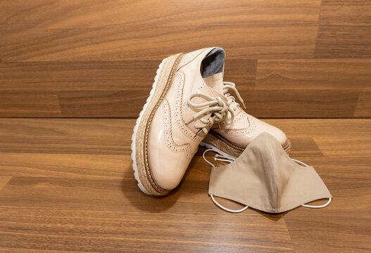 Light-colored patent leather shoes and face masks. Zapatos de charol color claro y tapabocas.