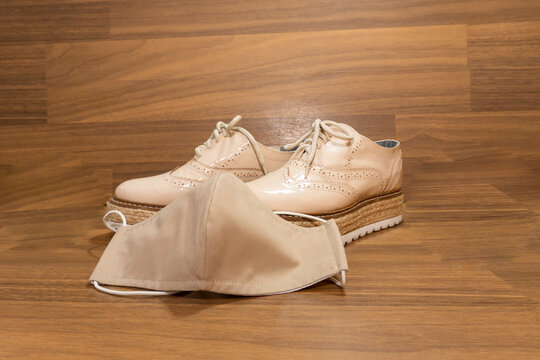 Light-colored patent leather shoes and face masks. Zapatos de charol color claro y tapabocas.