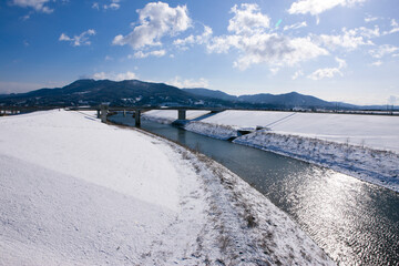 雪景色の衣川と束稲山