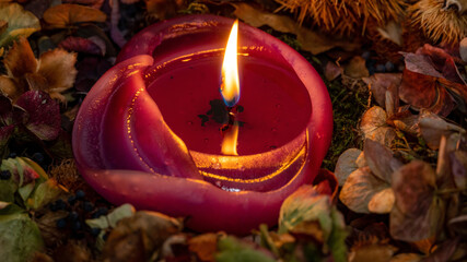 Herbstkranz mit brennender Kerze