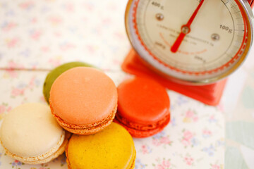 マカロンと赤色スケール