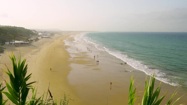 Playa llana y grande vista desde arriba en Conil, C&aacute;diz, Andaluc&iacute;a, Espa&ntilde;a.  Paya de los Bateles y Playa de la Fontanilla, costa de la luz oc&eacute;ano Atl&aacute;ntico.