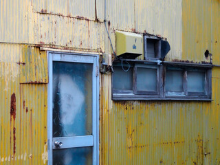 トタン壁と古い窓枠