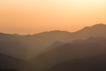 玉置神社から見た山々の夕景 © Paylessimages