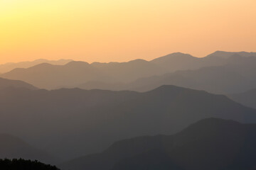 玉置神社から見た山々の夕景 © Paylessimages