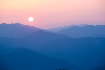 玉置神社から見た山々の夕景 © Paylessimages