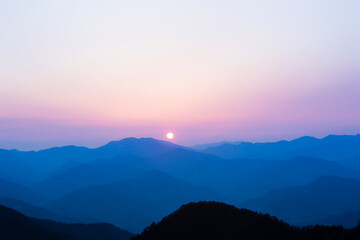 玉置神社から見た山々の夕景 © Paylessimages