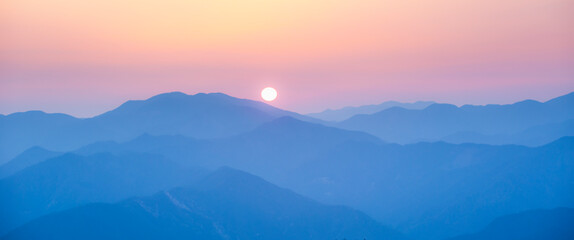 玉置神社から見た山々の夕景 © Paylessimages