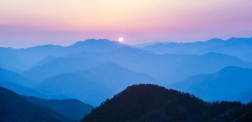 玉置神社から見た山々の夕景 © Paylessimages