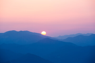 玉置神社から見た山々の夕景 © Paylessimages
