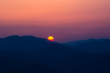 玉置神社から見た山々の夕景 © Paylessimages