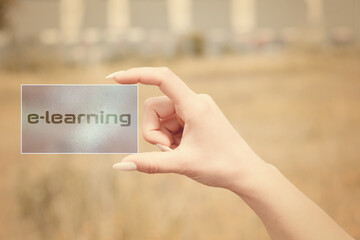 Eine Frau und e-learning
