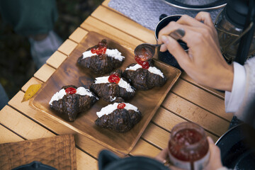 キャンプ場でランチする女性たちのイメージ写真