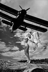 Fototapeta Emocje, wiatr, samolot i dziewczyna obraz