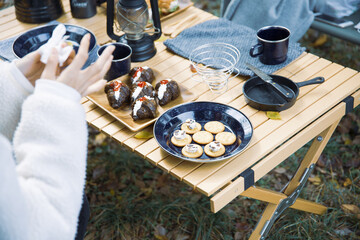 キャンプ場でランチする女性たちのイメージ写真