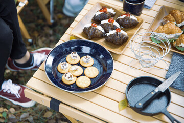 キャンプ場でランチする女性たちのイメージ写真