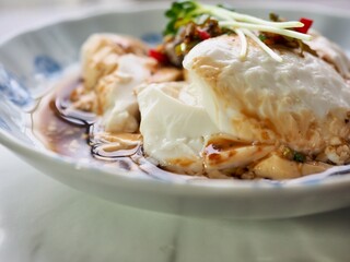 아시아 음식 순두부와 간장소스 
