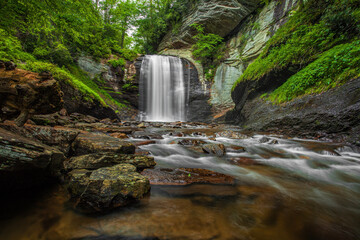 Looking Glass Falls in Pisgah National Forest - obrazy, fototapety, plakaty