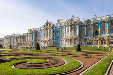 Obraz premium Pushkin, St. Petersburg. August 22, 2020. View of the Catherine Palace in Tsarskoe Selo. Popular historical beautiful place, tourism. Horizontal orientation, selective focus.