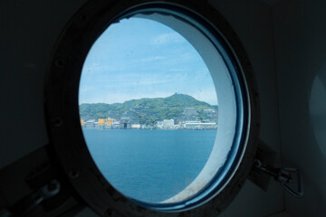 Obraz na płótnie Canvas 船窓からの長崎港
