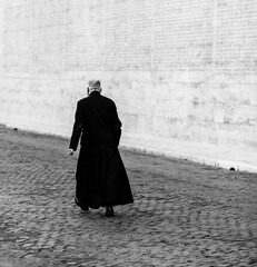 Prete che cammina