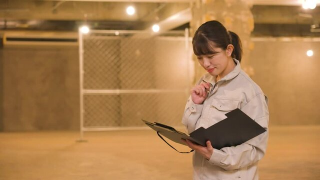 建設現場で進捗をチェックするビジネスウーマン