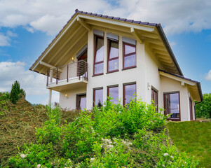 modernes Einfamilienhaus mit Garten