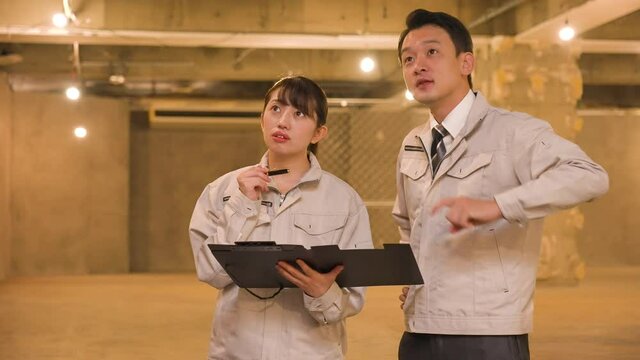 建設現場で進捗をチェックするビジネスウーマン