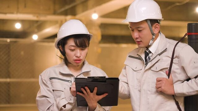 建設現場で進捗をチェックするビジネスウーマン