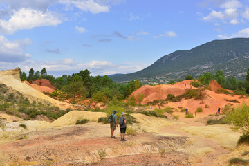 Obraz premium Pysage bosselé rouge et ocre du Colorado provençal à Rustrel (84400), département du Vaucluse en région Provence-Alpes-Côte-d'Azur, France