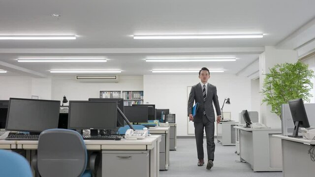歩くビジネスマン	