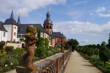 Konventgarten mit Basilika in Seligenstadt in Hessen