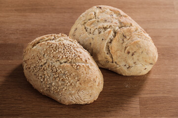 Zwei traditionell von Hand gebacke Brötchen auf einem hölzernen Hintergrund