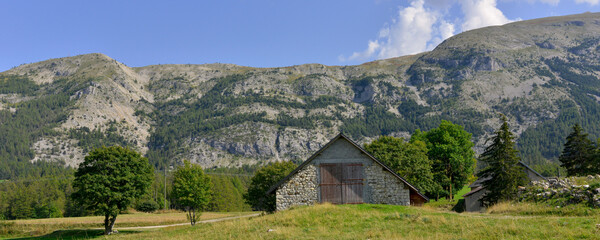 Fototapeta na wymiar Panoramique grange au Col du Festre dans le Massif du Dévoluy, Hautes-Alpes en Provence-Alpes-Côte-d'Azur, France