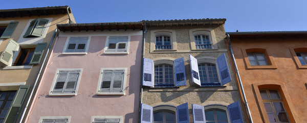 Panoramique maisons colorées place St Antoine à Riez (04500), Alpes-de-Haute-Provence en Provence-Alpes-Côte-d'Azur, France